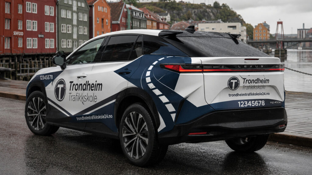 reklamefabrikk.no - Trykt PPF-bilfoliering for trafikkskoler - design og foliering - Lexus RZ 2