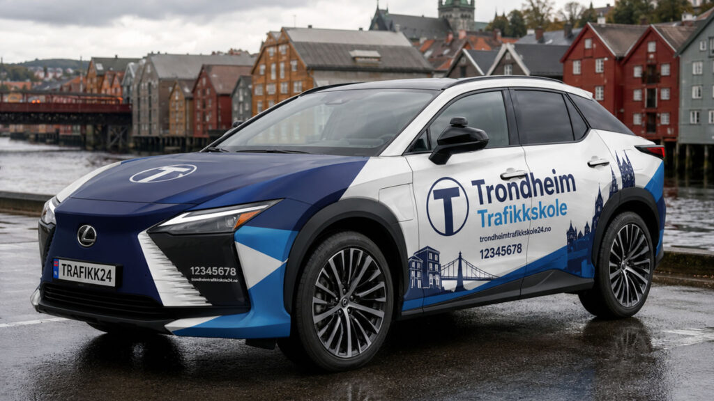 reklamefabrikk.no - Trykt PPF-bilfoliering for trafikkskoler - design og foliering - Lexus RZ 4