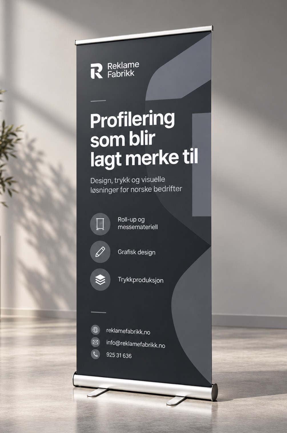 Profesjonell roll-up med firmaprofil og logo Mørk profesjonell roll-up med Reklame Fabrikk profilering og grafiske tjenester