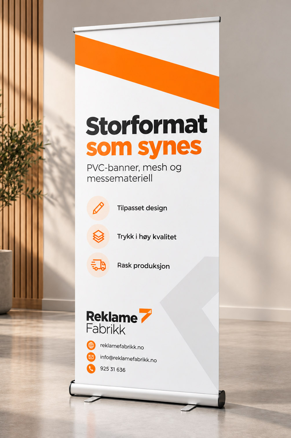 Roll-up for storformattrykk og reklamebannere Hvit og oransje roll-up som presenterer PVC-banner, mesh og storformattrykk