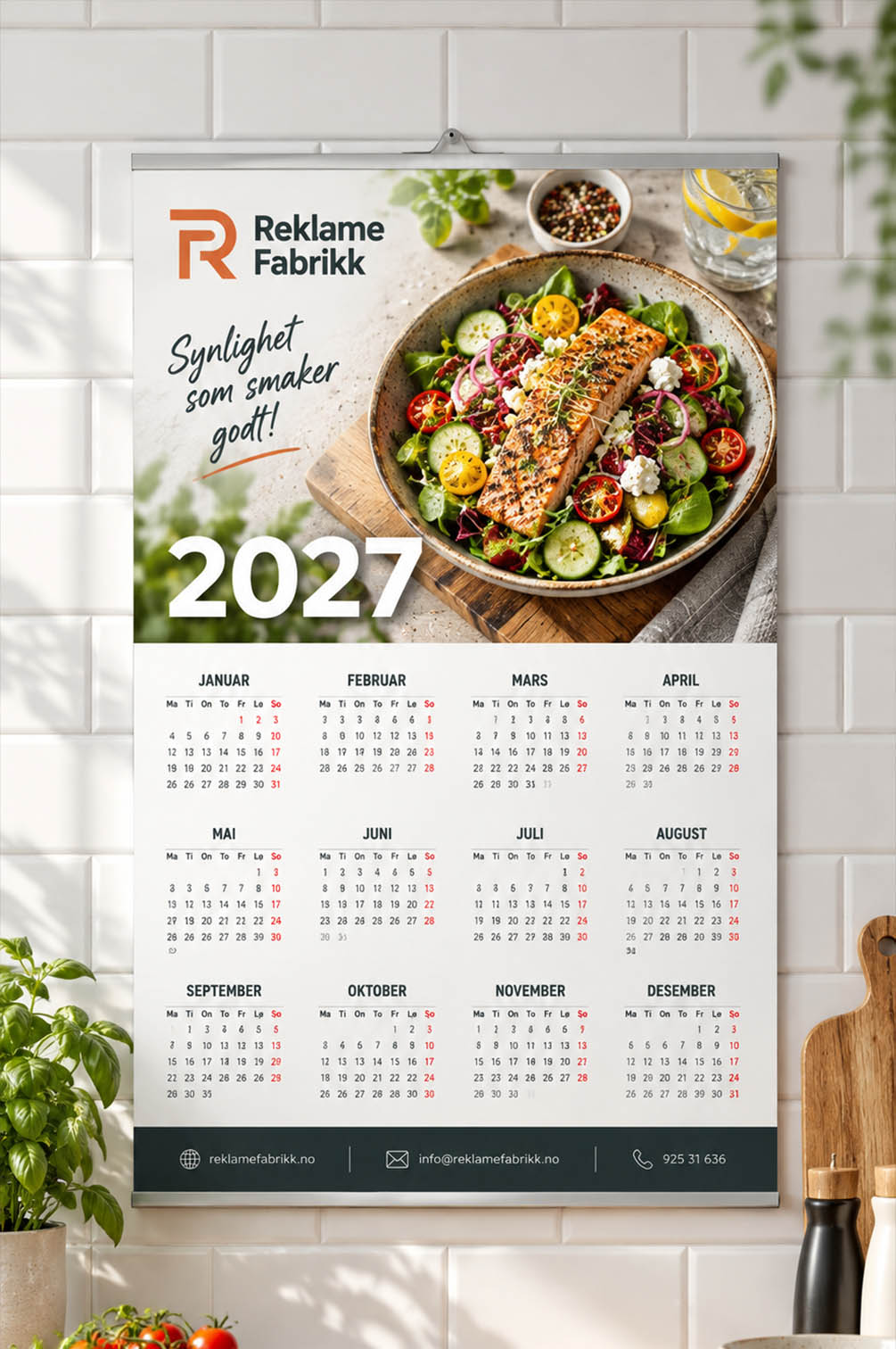 Veggkalender A1 med eget design – kalendertrykk for bedrifter Stor A1 veggkalender 2027 med matmotiv montert på kjøkkenvegg