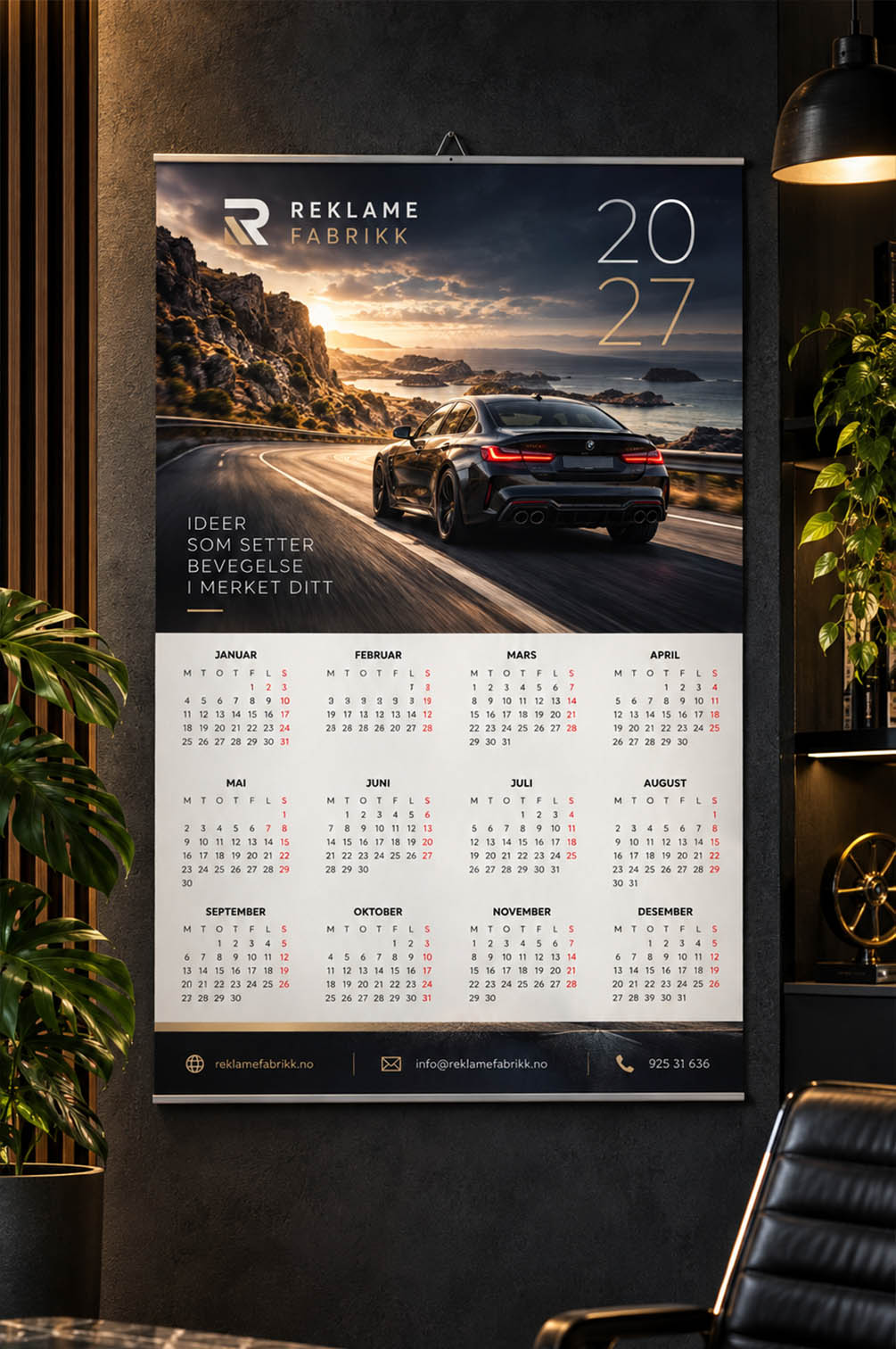 Veggkalender A2 for bedrifter – firmakalender med logo A2 firmakalender 2027 med bilmotiv og firmalogo på mørk kontorvegg