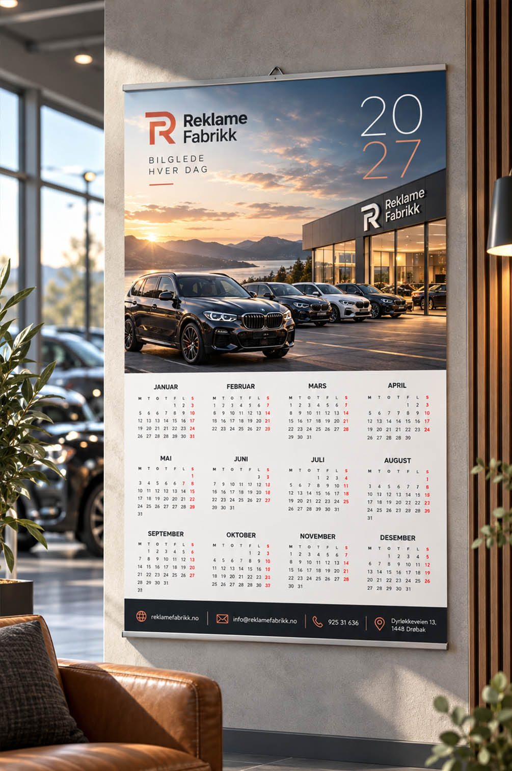 Veggkalender for bilforhandler – kalender med firmalogo Veggkalender 2027 for bilforhandler med biler foran moderne bilforretning
