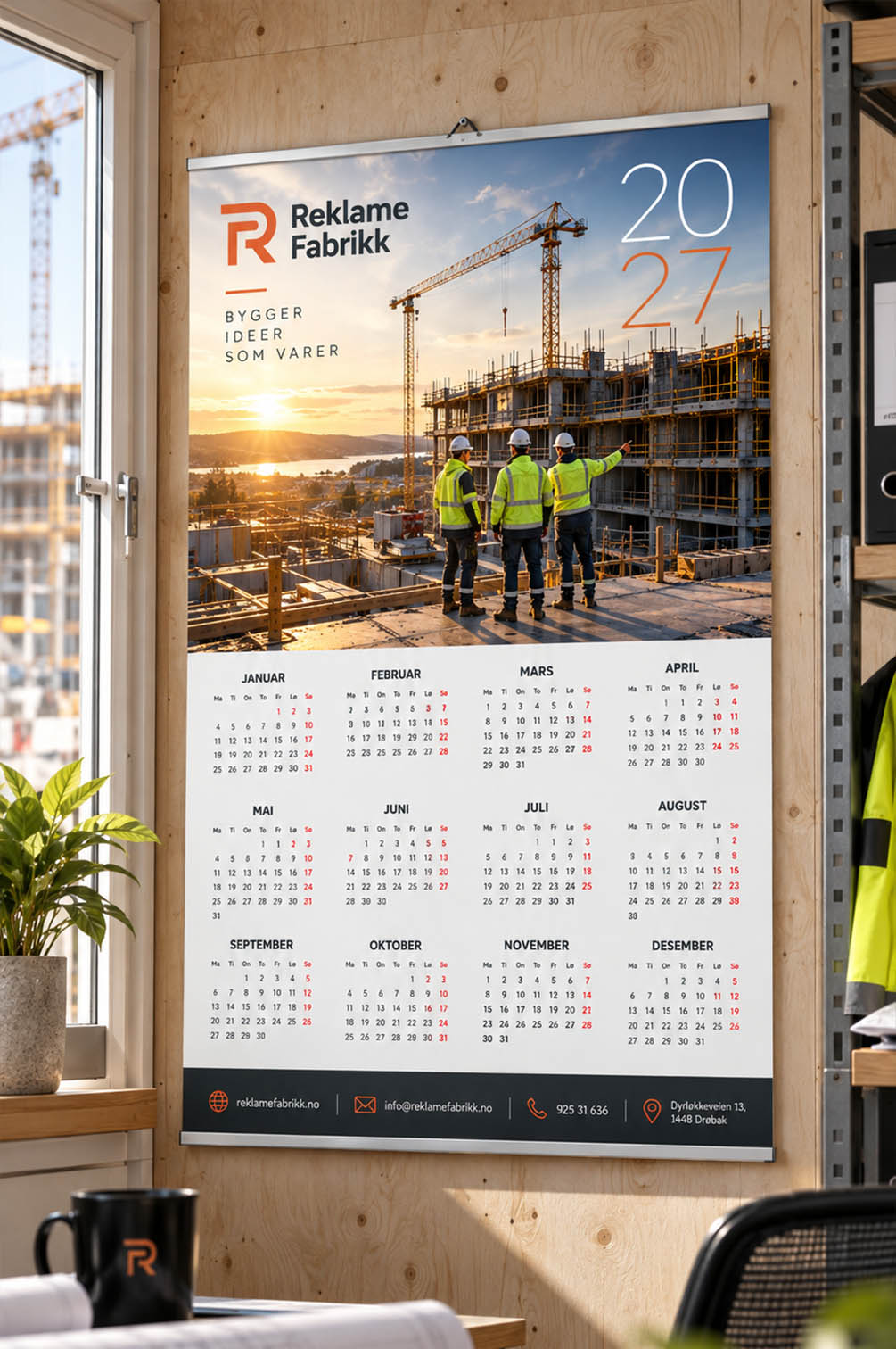 Veggkalender for byggfirma – firmakalender med logo Firmakalender 2027 for byggfirma med byggeplass, kraner og bygningsarbeidere