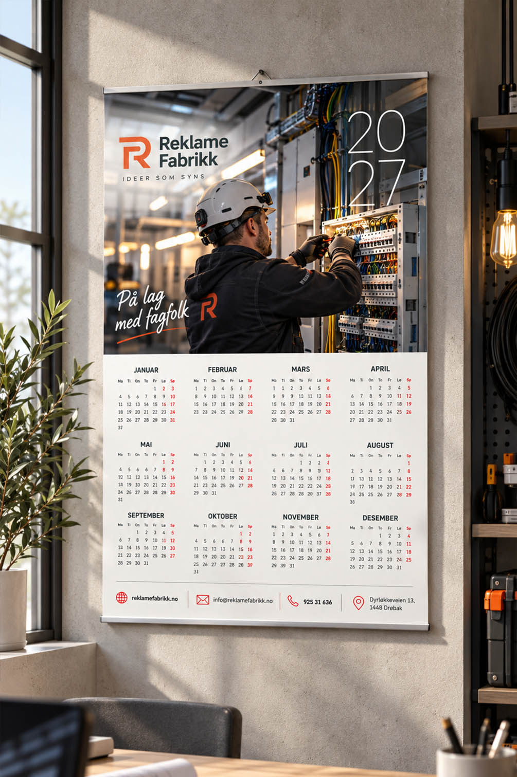 Veggkalender for elektriker – firmakalender med eget design Firmakalender 2027 for elektriker med elektriker som arbeider i sikringsskap