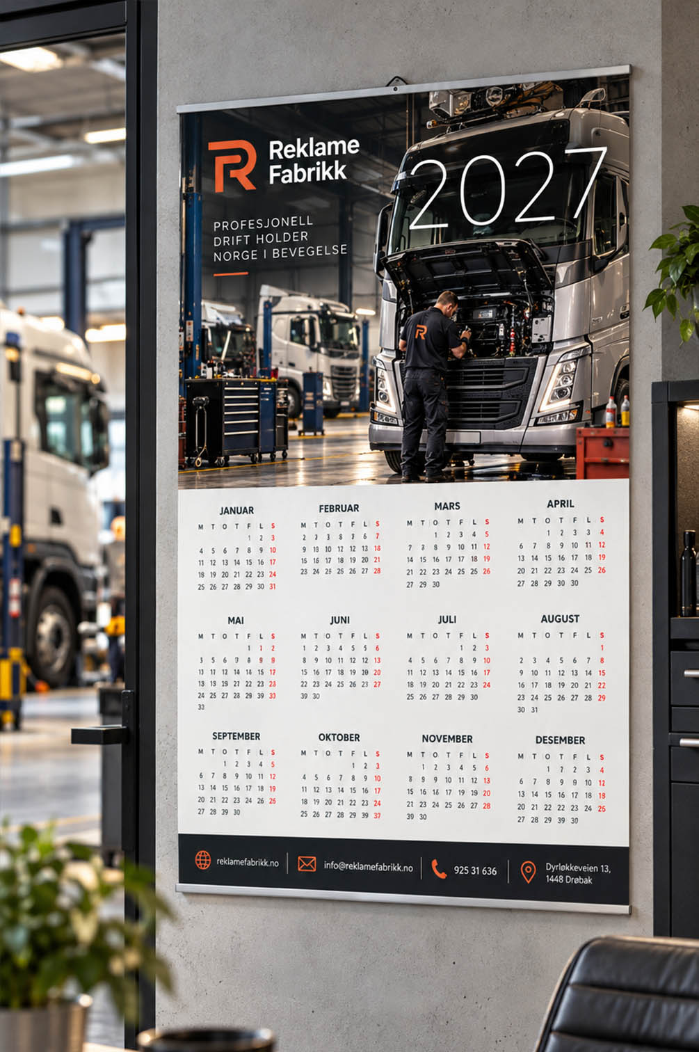 Veggkalender for lastebilverksted – firmakalender med logo Firmakalender 2027 for lastebilverksted med mekaniker som utfører service på lastebil