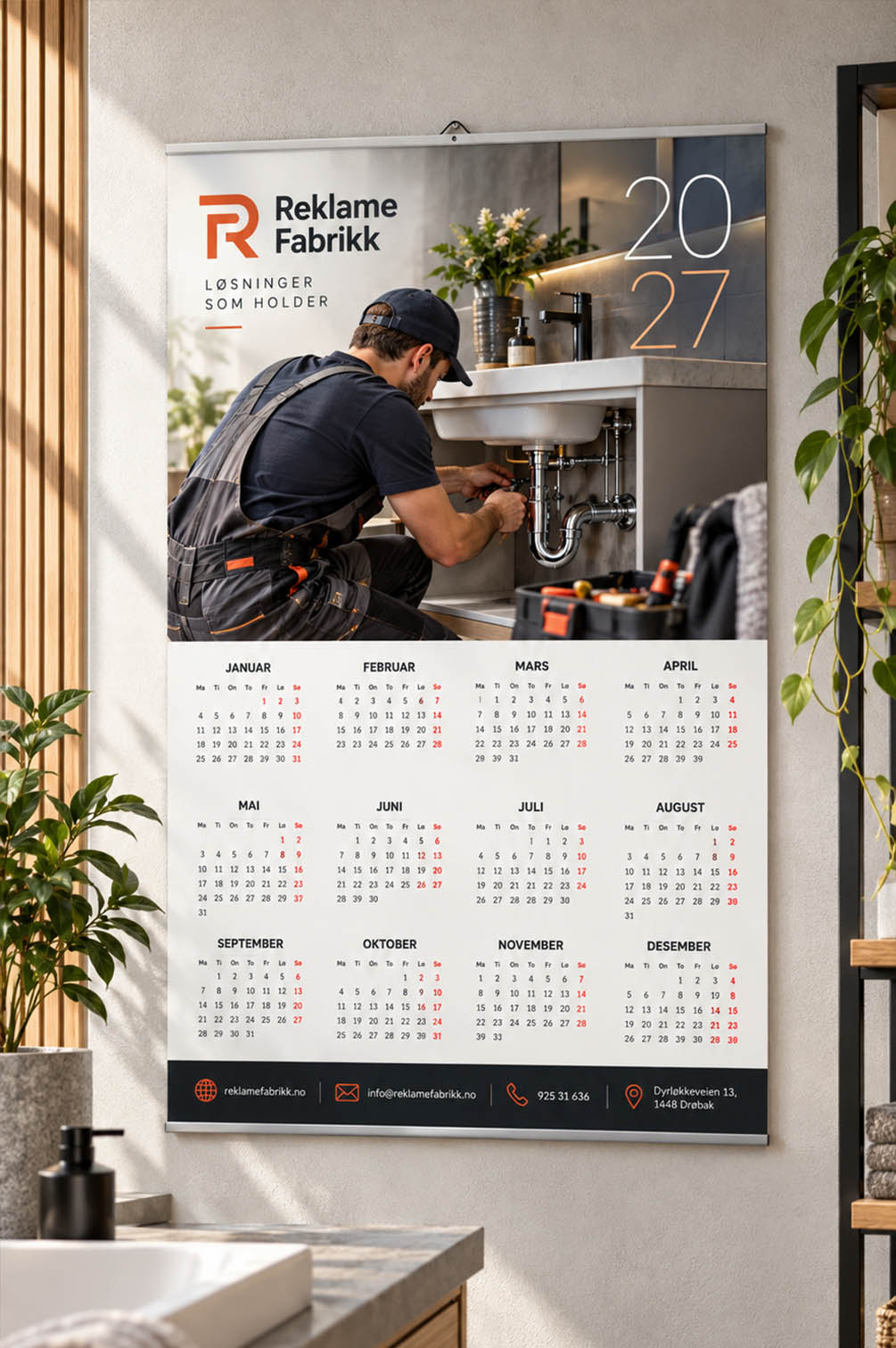 Veggkalender for rørlegger – kalender med firmalogo Veggkalender 2027 for rørlegger med bilde av rørlegger som arbeider under servant
