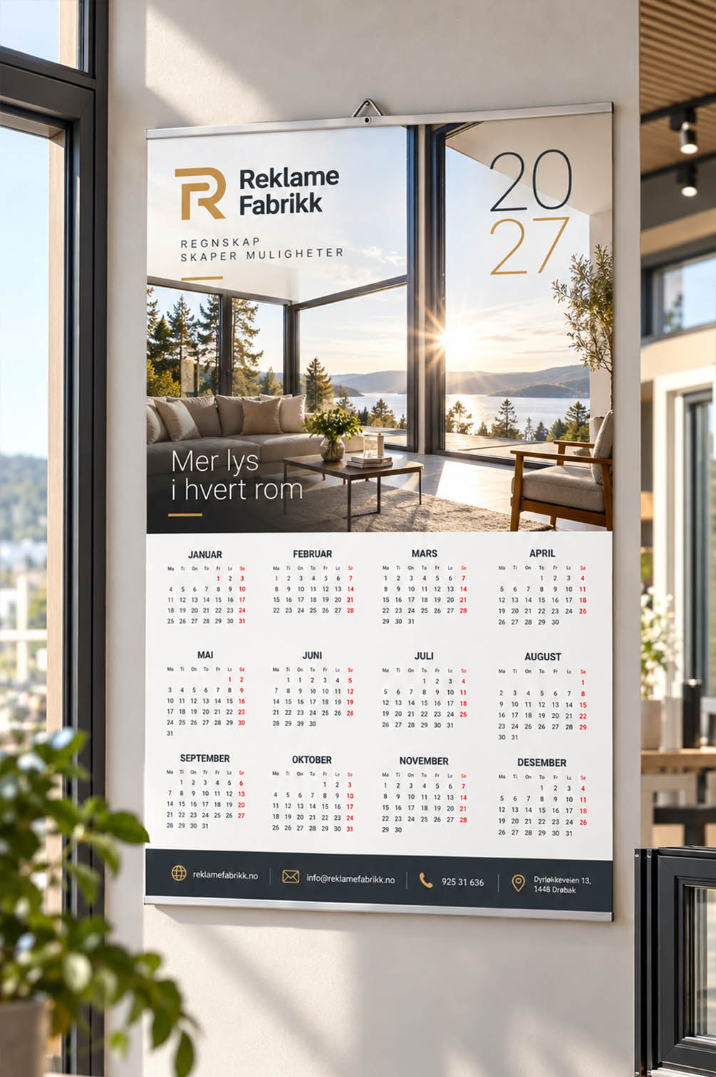 Veggkalender for vindusleverandør – firmakalender med eget design Firmakalender 2027 for vindusleverandør med store moderne vinduer og lyst interiør